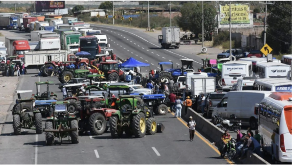 Transportistas presionan con bloqueo de vías en 9 entidades
